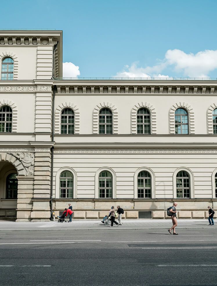 Foto zeigt eine münchner Hausfassade